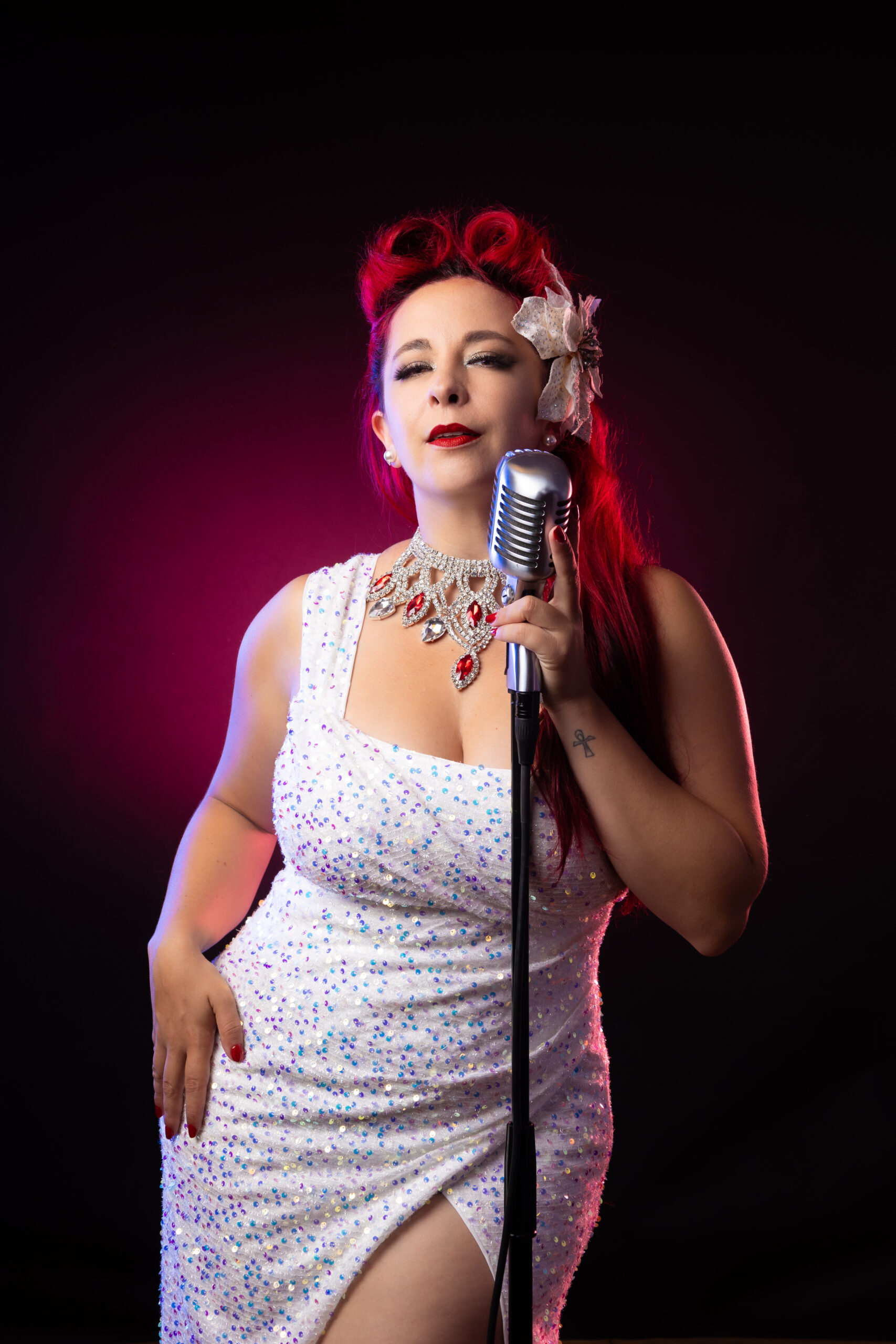 Nidcy Namite chanteuse sur Rouen chanteuse aux cheveux rouges Nidcy Namite sur Rouen et normandie pour mariages événements