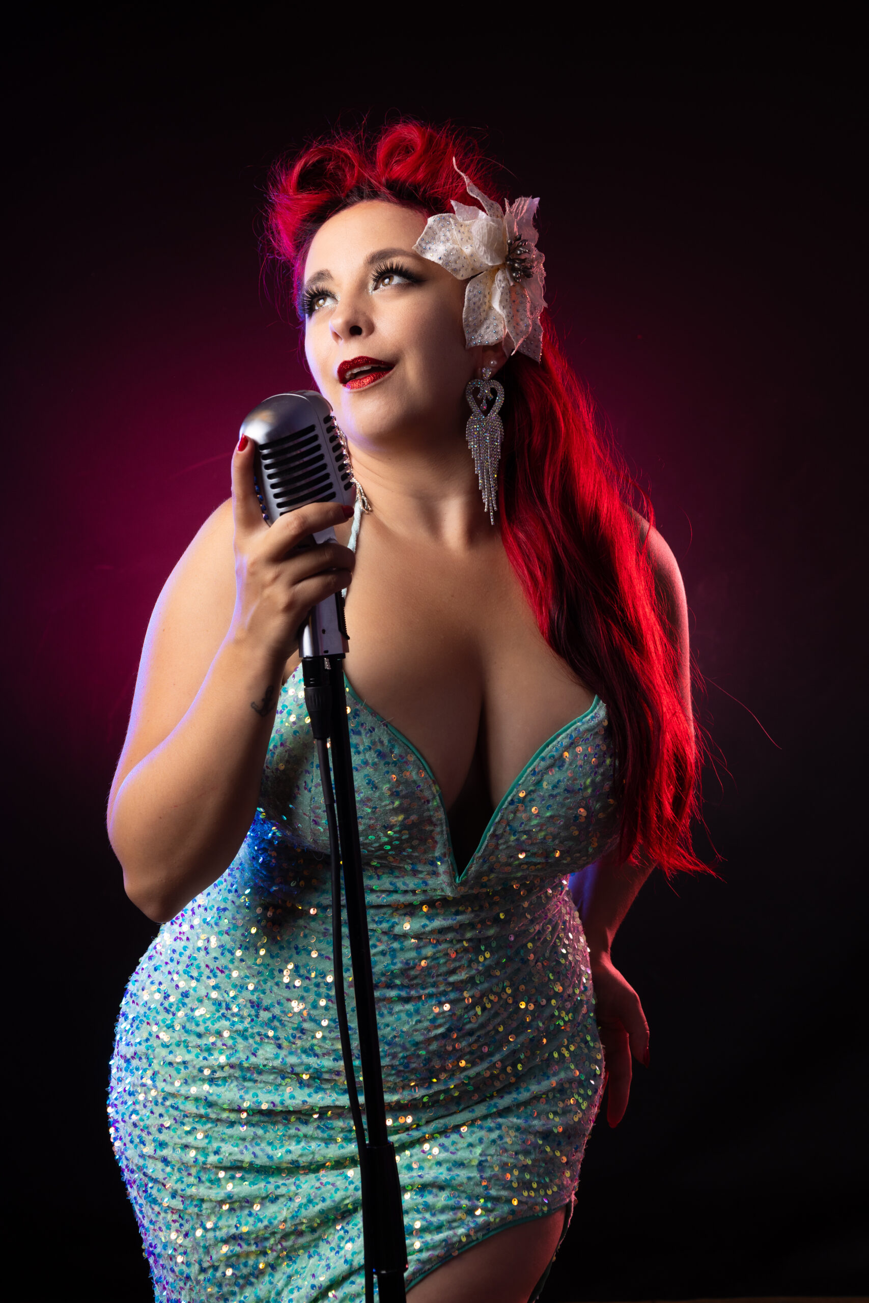 Nidcy chanteuse Rouen normandie chanteuse aux cheveux rouges Nidcy Namite sur Rouen et normandie pour mariages événements