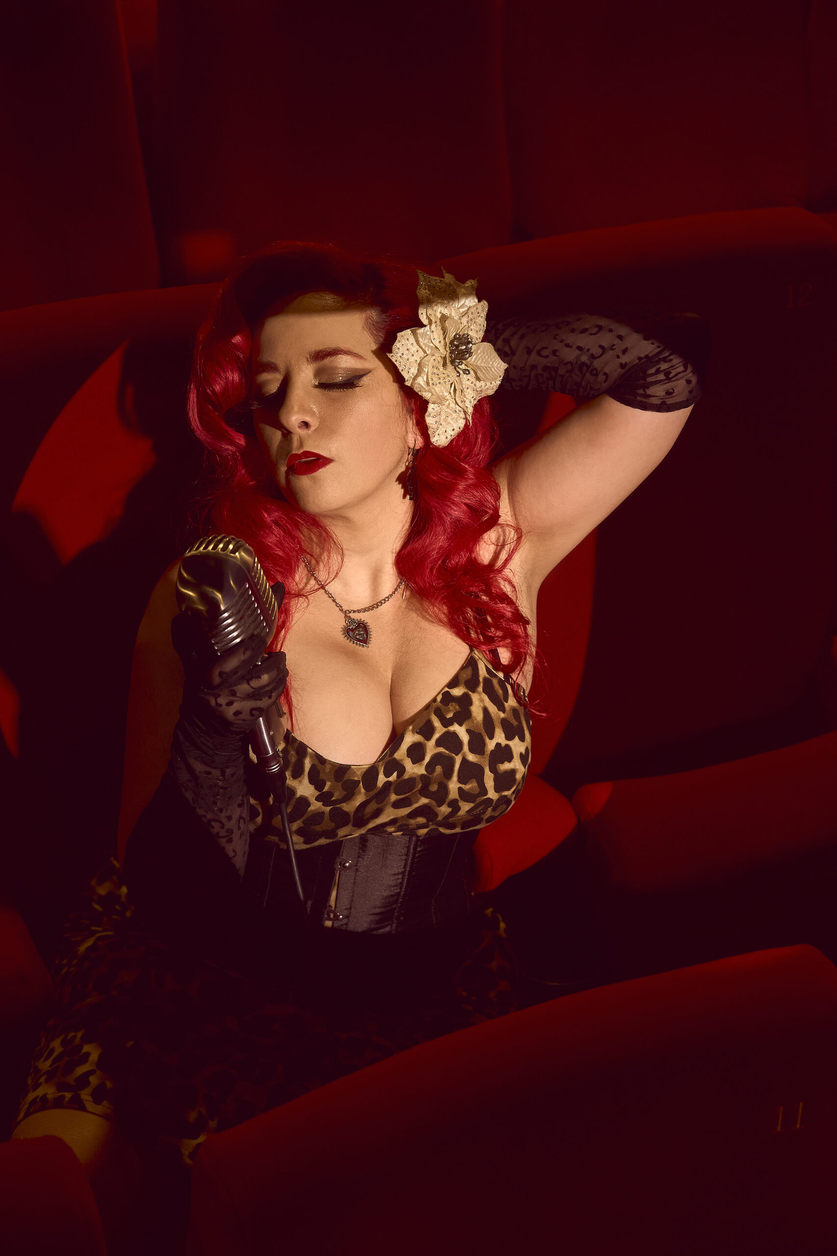 chanteuse retro dans un theatre Nidcy Namite et son micro vintage