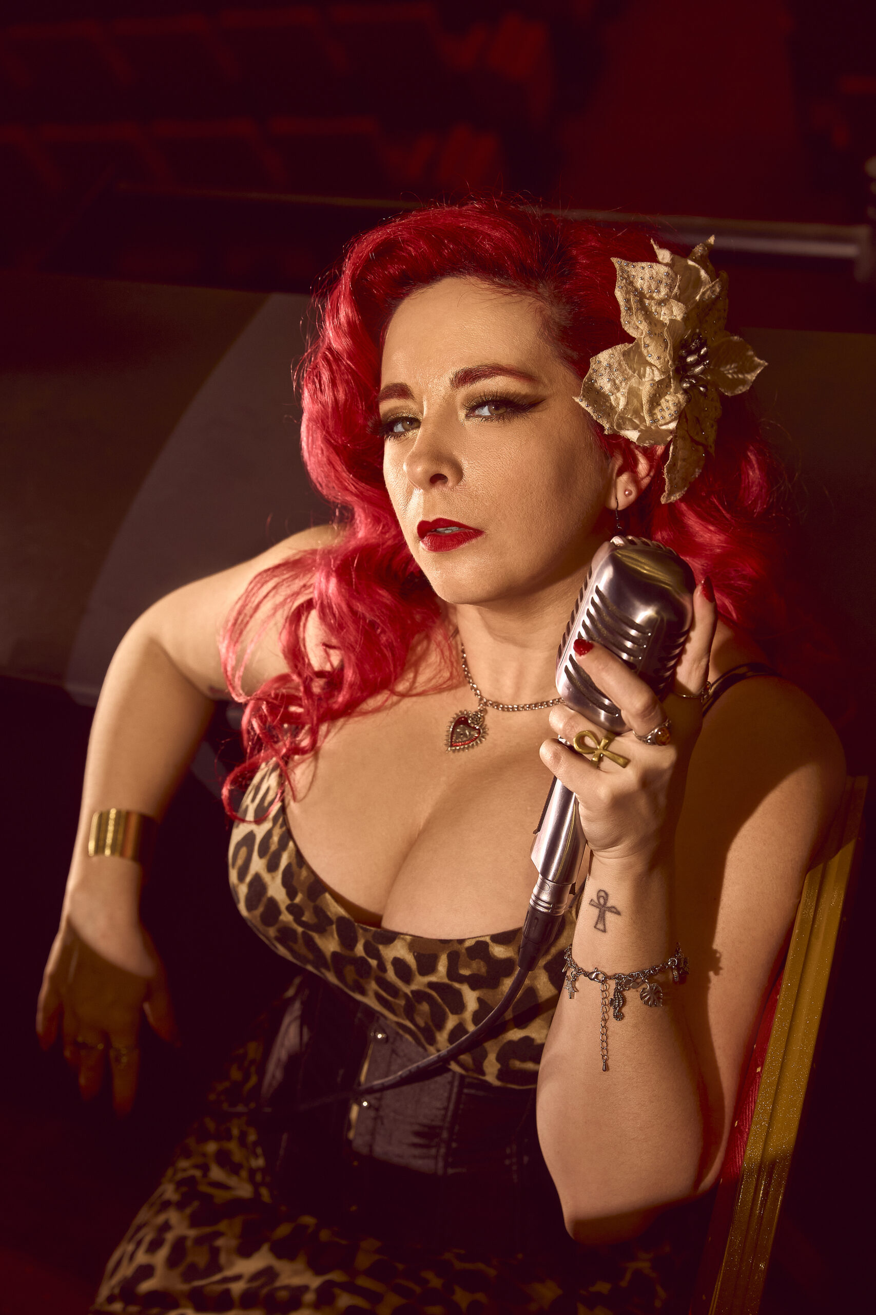 chanteuse retro aux cheveux rouges Nidcy Namite avec son micro vintage